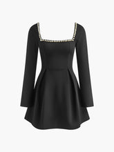 Plissiertes Kleid mit quadratischem Kragen und Perlendekor